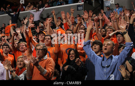 Febbraio 25, 2012 - Charlottesville, Virginia, Stati Uniti - Virginia Cavalier tifosi durante la partita contro la Carolina del Nord di Charlottesville, Virginia North Carolina sconfitto Virginia 54-51. (Credito Immagine: © Andrew Shurtleff/ZUMAPRESS.com) Foto Stock