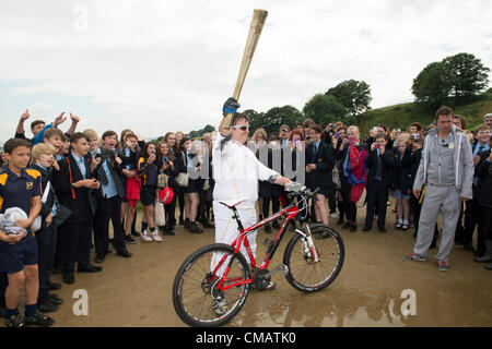 6 luglio 2012. Hadleigh Farm, Hadleigh,Essex, UK. La Torcia Olimpica ha visitato il corso di mountain bike a Hadleigh Farm nel sud dell'Essex. Dan Jarvis ha portato la torcia su un cappio corto del corso prima di passare alla successiva runner, Kim Axford. Foto Stock