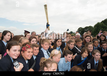 6 luglio 2012. Hadleigh Farm, Hadleigh,Essex, UK. La Torcia Olimpica ha visitato il corso di mountain bike a Hadleigh Farm nel sud dell'Essex. Dan Jarvis ha portato la torcia su un cappio corto del corso quindi posato per le foto con i ragazzi della scuola media locale. Poi ha passato fiamma al prossimo runner, Kim Axford (non mostrato). Foto Stock