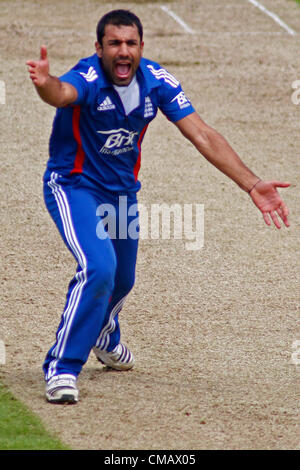 Regno Unito. 07/07/2012 Chester le street, Inghilterra. Inghilterra Ravi Bopara, lancia un appello per un paletto nel corso della quarta internazionale di un giorno tra Inghilterra e Australia e ha suonato presso l'Emirates Cricket Ground: Credito: Mitchell Gunn Foto Stock