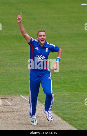 Regno Unito. 07/07/2012 Chester le street, Inghilterra. L'Inghilterra Stuart ampia, lancia un appello per un paletto nel corso della quarta internazionale di un giorno tra Inghilterra e Australia e ha suonato presso l'Emirates Cricket Ground: Credito: Mitchell Gunn Foto Stock