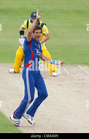 Regno Unito. 07/07/2012 Chester le street, Inghilterra. L'Inghilterra del Steven Finn, appelli per il paletto dell'Australia David Warner, durante la quarta internazionale di un giorno tra Inghilterra e Australia e ha suonato presso l'Emirates Cricket Ground: Credito: Mitchell Gunn Foto Stock