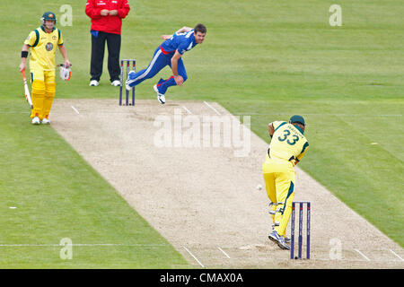 Regno Unito. 07/07/2012 Chester le street, Inghilterra. L'Inghilterra del James Anderson, bocce a Australia Shane Watson, durante la quarta internazionale di un giorno tra Inghilterra e Australia e ha suonato presso l'Emirates Cricket Ground: Credito: Mitchell Gunn Foto Stock