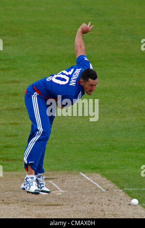 Regno Unito. 07/07/2012 Chester le street, Inghilterra. Inghilterra Tim Bresnan, bowling durante la quarta internazionale di un giorno tra Inghilterra e Australia e ha suonato presso l'Emirates Cricket Ground: Credito: Mitchell Gunn Foto Stock