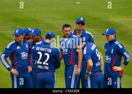 Regno Unito. 07/07/2012 Chester le street, Inghilterra. Inghilterra celebrare un paletto nel corso della quarta internazionale di un giorno tra Inghilterra e Australia e ha suonato presso l'Emirates Cricket Ground: Credito: Mitchell Gunn Foto Stock