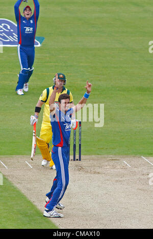 Regno Unito. 07/07/2012 Chester le street, Inghilterra. L'Inghilterra del Steven Finn, celebra il paletto dell'Australia David Warner, durante la quarta internazionale di un giorno tra Inghilterra e Australia e ha suonato presso l'Emirates Cricket Ground: Credito: Mitchell Gunn Foto Stock