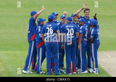 Regno Unito. 07/07/2012 Chester le street, Inghilterra. Inghilterra celbrate un paletto nel corso della quarta internazionale di un giorno tra Inghilterra e Australia e ha suonato presso l'Emirates Cricket Ground: Credito: Mitchell Gunn Foto Stock