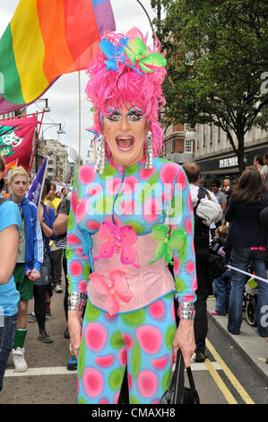 Londra, Regno Unito. Il 7 luglio 2012. Una Drag Queen al World Pride giorno 2012. Londra Gay Pride marzo attraverso il centro di Londra, la sfilata era su una scala più piccola senza galleggianti a causa di problemi finanziari. Foto Stock