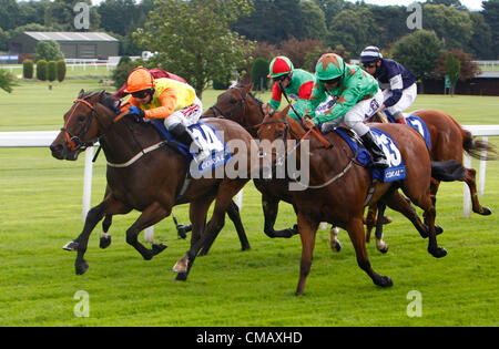 07.07.2012, Sandown Park, Esher Hayley Turner riding Caledonia Lady vincere il Coral carica ( registrato come picchetti Sorint ) durante il Coral Eclipse Summer Festival a Sandown Park Racecourse sulla luglio 07, 2012 in Esher, Regno Unito Foto Stock