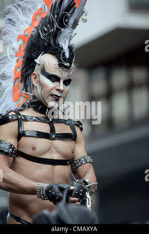 Partecipante al Gay Pride Londra processione, Baker Street, Londra, Inghilterra, Regno Unito, Europa Foto Stock