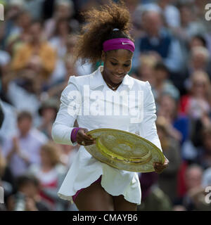 07.07.2012. Il torneo di Wimbledon Tennis Championships 2012 tenutosi presso il All England Lawn Tennis e Croquet Club di Londra, Inghilterra, Regno Unito. Serena Williams (USA) [6] v Agnieszka RADWANSKA (POL) [3] . Serena trionfante con trofeo. Foto Stock