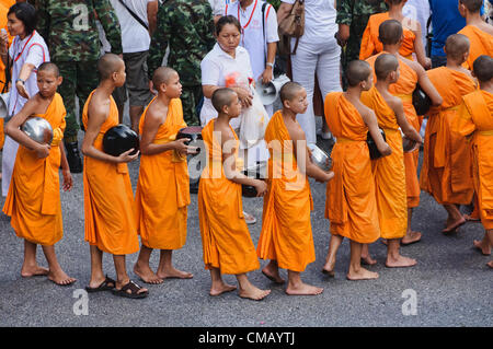 Alcuni dei 12.600 monaci presso un'Alms cerimonia di consegna nel centro cittadino di Bangkok, Thailandia il 7 luglio 2012. Questi monaci celebrano 2.600 anni del Buddha illuminismo. Foto Stock