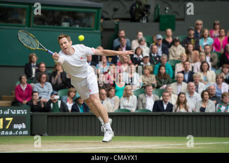 07.07.2012. Il torneo di Wimbledon Tennis Championships 2012 tenutosi presso il All England Lawn Tennis e Croquet Club di Londra, Inghilterra, Regno Unito. Uomini Doppio Final. Robert Lindstedt (SWE) & Horia Tecau (ROU) [5] v Jonathan Marray (GBR) & Frederik Nielsen (DEN) . Jonathan in azione Foto Stock