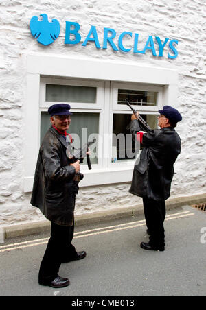 David & Brian Nicholson re-enactors della seconda guerra mondiale la Resistenza francese al di fuori di Barclays Bank nel villaggio di Ingleton 1940s guerra mondiale due weekend di guerra su Sabato 7 Luglio, 2012 in North Yorkshire Dales e National Park, Regno Unito, Foto Stock