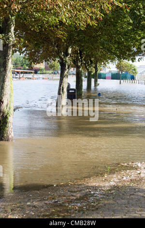 Prolungata pioggia pesante provoca inondazioni in parti di Weymouth,Dorset, Regno Unito. Domenica 8 luglio 2012. Foto Stock