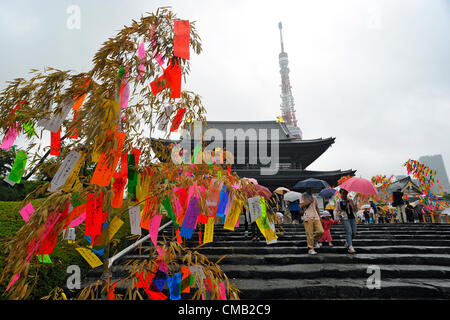 Luglio 7th, 2012 : Tokyo, Giappone - richieste sono state infilate sul bambù come una consuetudine di Tanabata Festival, una tradizionale festa il 7 luglio di ogni anno, a Zojoji, o Tempio Zojo Tempio, a Shibakouen, Minato a Tokyo, in Giappone il 7 luglio 2012. Anche se il festival è stato supposto per celebrare le stelle, pioveva e nuvoloso di quest'anno. (Foto da Koichiro Suzuki/AFLO) Foto Stock