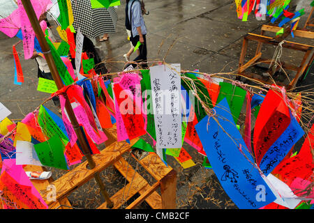 Luglio 7th, 2012 : Tokyo, Giappone - richieste sono state infilate sul bambù come una consuetudine di Tanabata Festival, una tradizionale festa il 7 luglio di ogni anno, a Zojoji, o Tempio Zojo Tempio, a Shibakouen, Minato a Tokyo, in Giappone il 7 luglio 2012. Anche se il festival è stato supposto per celebrare le stelle, pioveva e nuvoloso di quest'anno. (Foto da Koichiro Suzuki/AFLO) Foto Stock