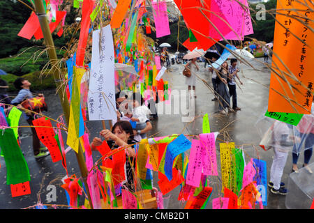 Luglio 7th, 2012 : Tokyo, Giappone - richieste sono state infilate sul bambù come una consuetudine di Tanabata Festival, una tradizionale festa il 7 luglio di ogni anno, a Zojoji, o Tempio Zojo Tempio, a Shibakouen, Minato a Tokyo, in Giappone il 7 luglio 2012. Anche se il festival è stato supposto per celebrare le stelle, pioveva e nuvoloso di quest'anno. (Foto da Koichiro Suzuki/AFLO) Foto Stock