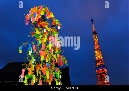 Luglio 7th, 2012 : Tokyo, Giappone - un bambù con il volere della popolazione è stata alleggerita in alto come la Torre di Tokyo, uno dei Tokyo i famosi luoghi di interesse turistico, è stato visto dietro a Tanabata Festival, una tradizionale festa il 7 luglio di ogni anno, a Zojoji, o Tempio Zojo Tempio, a Shibakouen, Minato a Tokyo, in Giappone il 7 luglio 2012. Anche se il festival è stato supposto per celebrare le stelle, pioveva e nuvoloso di quest'anno. (Foto da Koichiro Suzuki/AFLO) Foto Stock