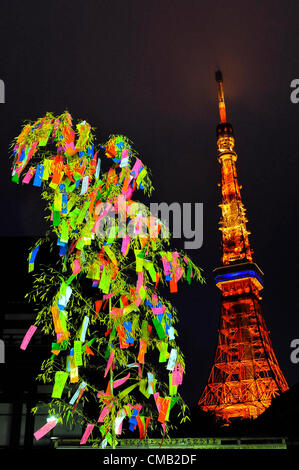 Luglio 7th, 2012 : Tokyo, Giappone - un bambù con il volere della popolazione è stata alleggerita in alto come la Torre di Tokyo, uno dei Tokyo i famosi luoghi di interesse turistico, è stato visto dietro a Tanabata Festival, una tradizionale festa il 7 luglio di ogni anno, a Zojoji, o Tempio Zojo Tempio, a Shibakouen, Minato a Tokyo, in Giappone il 7 luglio 2012. Anche se il festival è stato supposto per celebrare le stelle, pioveva e nuvoloso di quest'anno. (Foto da Koichiro Suzuki/AFLO) Foto Stock