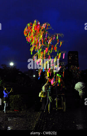 Luglio 7th, 2012 : Tokyo, Giappone - un bambù con il volere della popolazione è stata alleggerita fino a Tanabata Festival, una tradizionale festa il 7 luglio di ogni anno, a Zojoji, o Tempio Zojo Tempio, a Shibakouen, Minato a Tokyo, in Giappone il 7 luglio 2012. Anche se il festival è stato supposto per celebrare le stelle, pioveva e nuvoloso di quest'anno. (Foto da Koichiro Suzuki/AFLO) Foto Stock