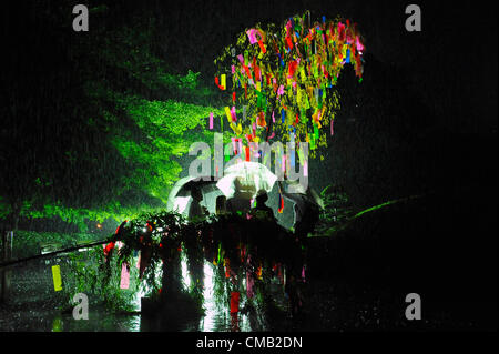 Luglio 7th, 2012 : Tokyo, Giappone - come una consuetudine di Tanabata Festival, una tradizionale festa per celebrare stelle il 7 luglio di ogni anno, la gente infilate i loro desideri su un bambù a Zojoji, o Tempio Zojo Tempio, a Shibakouen, Minato a Tokyo, in Giappone il 7 luglio 2012. Eppure è stato pesantemente piove, e stelle non poteva essere visto. (Foto da Koichiro Suzuki/AFLO) Foto Stock