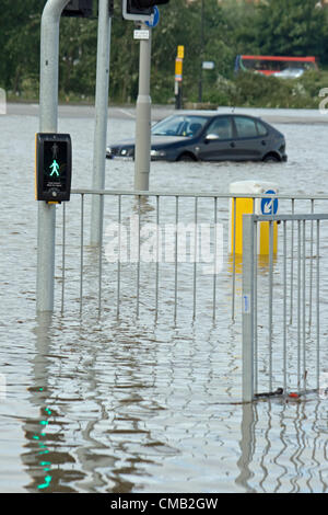 Weymouth Dorset, Regno Unito. 8 luglio 2012. Prolungata pioggia pesante provoca inondazioni verificatesi in alcune parti della città seasdide. Foto Stock