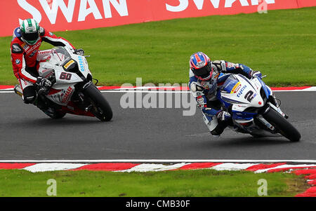 08.07.2012 Oulton Park, Inghilterra. British Superbike. Assicurazione MCE British Superbike rider Josh Brookes (Tyco Suzuki) e Assicurazione MCE British Superbike rider Peter Hickman (MSS Bathams Kawasaki) in azione durante il British Superbike a Oulton Park, Cheshire. Foto Stock