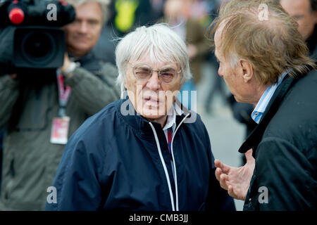 08.07.2012 Towcester, Inghilterra. British Formula One Boss Bernie Ecclestone chat nel paddock presso il circuito di Silverstone nel Northamptonshire, Gran Bretagna, 08 luglio 2012. Il Gran Premio di Formula Uno di Gran Bretagna si svolgerà il 08 luglio 2011. Foto Stock