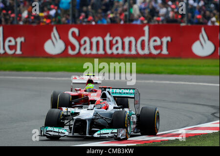 08.07.2012 Towcester, Inghilterra. Michael Schumacher della Germania e la Mercedes AMG Petronas F1 Team e Felipe Massa del Brasile e la Scuderia Ferrari in azione durante la gara a Santander British Grand Prix, Round 9 del 2012 FIA del Campionato del Mondo di Formula 1 sul circuito di Silverstone. Foto Stock