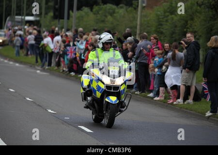 Hemel Hempstead, Regno Unito. 8 Luglio, 2012. Polizia moto piloti controllano il convoglio di rotolamento di segnalazione dell'arrivo del convoglio per il giorno 50 della torcia olimpica in Hemel Hempstead Foto Stock