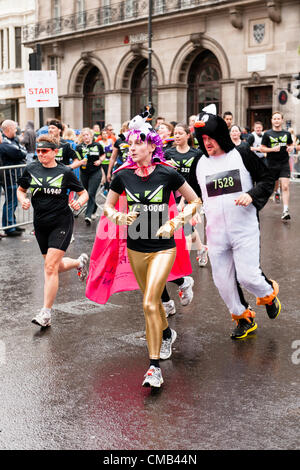 Vista dalla giunzione di Piccadilly e St James Street di pattini di Nike sponsorizzato 2012 British 10K eseguire, a Londra, Regno Unito, il 8 luglio 2012. Foto Stock