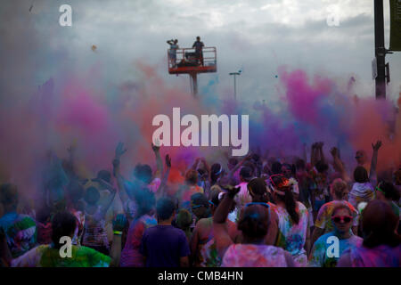 IOWA (USA). Domenica 8 luglio 2012. Color Me Rad gara ai partecipanti di gettare colorante colorato in polvere in aria e sono coperti in una nuvola di polvere colorata coloranti durante il gruppo finale "bombardamenti di colore' in Council Bluffs, Iowa gara. Color Me Rad combina un 5K run/a piedi con essere irrorato con amido di mais colorati e colorante e vantaggi le Olimpiadi speciali. Foto Stock