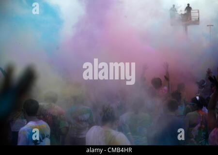 IOWA (USA). Domenica 8 luglio 2012. Color Me Rad gara ai partecipanti di gettare colorante colorato in polvere in aria e sono coperti in una nuvola di polvere colorata coloranti durante il gruppo finale "bombardamenti di colore' in Council Bluffs, Iowa gara. Color Me Rad combina un 5K run/a piedi con essere irrorato con amido di mais colorati e colorante e vantaggi le Olimpiadi speciali. Foto Stock