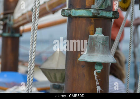 Campana di ottone sul tall ship schooner Tyrone durante la parata di vela OpSail 2012 Connecticut. Il Tyrone ci saluta dalla Chatham, Massachusetts il Cape Cod. Foto Stock