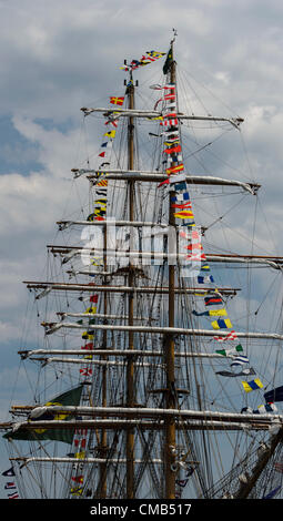 La Tall Ship Cisne Branco, il che significa che il White Swan in portoghese, al di ancoraggio in New London, Connecticut a Fort Trumbull con il segnale bandiere, durante OpSail 2012. La nave scuola per la Marina brasiliana è da Rio de Janeiro, Brasile. Foto Stock