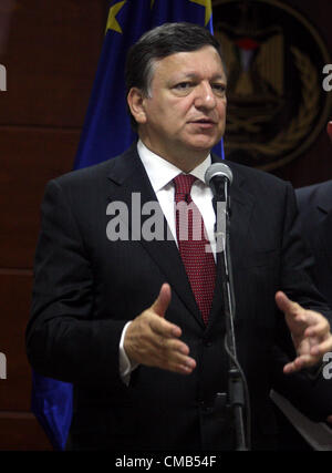 9 luglio 2012 - Ramallah, West Bank. Il presidente palestinese Mahmoud Abbas, incontra il Presidente della Commissione europea José Manuel Barroso in Cisgiordania città di Ramallah. Foto Stock