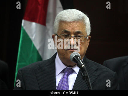 9 luglio 2012 - Ramallah, West Bank. Il presidente palestinese Mahmoud Abbas, incontra il Presidente della Commissione europea José Manuel Barroso in Cisgiordania città di Ramallah. Foto Stock