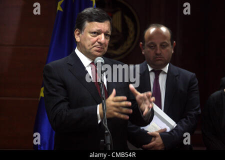 9 luglio 2012 - Ramallah, West Bank. Il presidente palestinese Mahmoud Abbas, incontra il Presidente della Commissione europea José Manuel Barroso in Cisgiordania città di Ramallah. Foto Stock