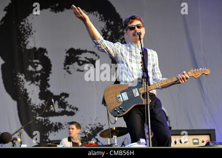 Il gruppo britannico Franz Ferdinand esegue durante la roccia per persone music festival di Hradec Kralove, Repubblica Ceca, 4 luglio 2012. Il chitarrista e cantante Alex Kapranos (a destra) e il batterista Paul Thomson. (CTK foto/Alexandra Mlejnkova) Foto Stock