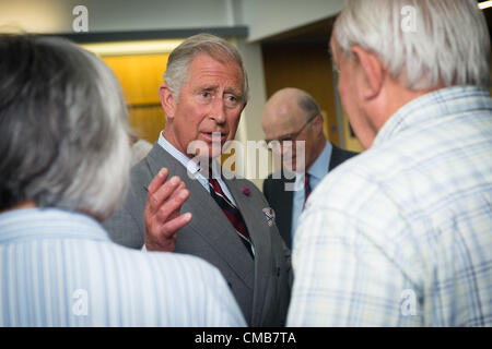 9 luglio 2012 il principe Carlo e la duchessa di Cornovaglia incontrare vittime di giugno le inondazioni, i membri dei servizi di emergenza e altri lavoratori presso gli uffici di Ceredigion County Council in Aberystwyth foto© keith morris Foto Stock