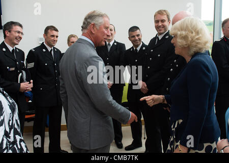 9 luglio 2012 il principe Carlo e la duchessa di Cornovaglia incontrare vittime di giugno le inondazioni, i membri dei servizi di emergenza e altri lavoratori presso gli uffici di Ceredigion County Council in Aberystwyth foto© keith morris Foto Stock