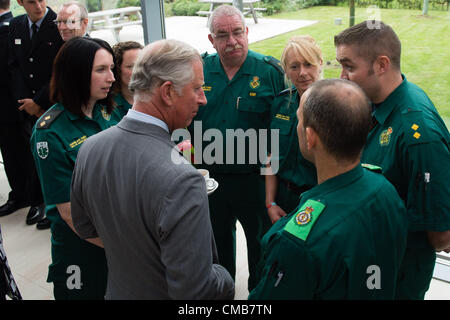 9 luglio 2012 il principe Carlo e la duchessa di Cornovaglia incontrare vittime di giugno le inondazioni, i membri dei servizi di emergenza e altri lavoratori presso gli uffici di Ceredigion County Council in Aberystwyth foto© keith morris Foto Stock