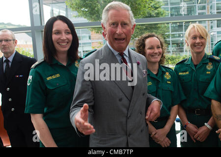 9 luglio 2012 il principe Carlo e la duchessa di Cornovaglia incontrare vittime di giugno le inondazioni, i membri dei servizi di emergenza e altri lavoratori presso gli uffici di Ceredigion County Council in Aberystwyth foto© keith morris Foto Stock