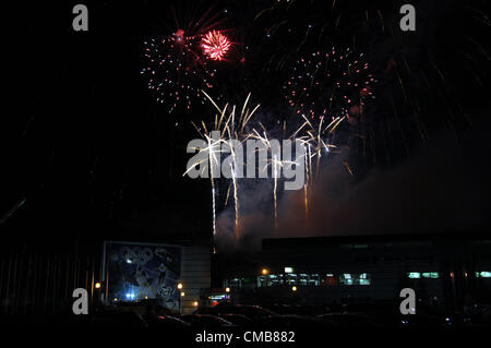 Calgary, Alberta, Canada Luglio 8, 1012. Illumina la città è una città-wide spettacolo di fuochi d'artificio per celebrare il centesimo anniversario della Calgary Stampede. Prendendo posto su entrambe Stampede weekend, cinque internazionali scala di fuochi d'artificio si verificano nello stesso tempo intorno alla città, accompagnata da musica trasmessa da diverse stazioni radio locali, il che la rende la più grande e più sofisticate fuochi d' artificio evento mai prodotta in Canada. Una scena del Parco Olimpico del Canada i fuochi d'artificio. Foto Stock