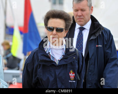 Princess Anne che frequentano scuole di una regata a Weymouth e Portland National Sailing Academy, Dorset. La Gran Bretagna. 09/07/2012 foto da: Dorset Servizio media Foto Stock