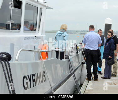 Princess Anne che frequentano scuole di una regata a Weymouth e Portland National Sailing Academy, Dorset. La Gran Bretagna. 09/07/2012 foto da: Dorset Servizio media Foto Stock