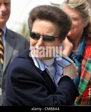 Princess Anne che frequentano scuole di una regata a Weymouth e Portland National Sailing Academy, Dorset. La Gran Bretagna. 09/07/2012 foto da: Dorset Servizio media Foto Stock