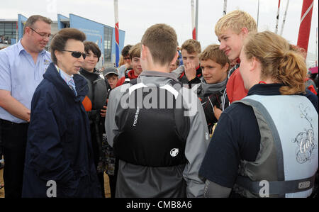 Princess Anne che frequentano scuole di una regata a Weymouth e Portland National Sailing Academy, Dorset. La Gran Bretagna. 09/07/2012 foto da: Dorset Servizio media Foto Stock