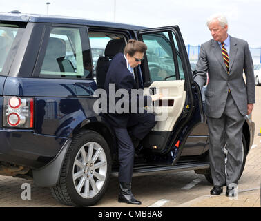 Princess Anne che frequentano scuole di una regata a Weymouth e Portland National Sailing Academy, Dorset. La Gran Bretagna. 09/07/2012 foto da: Dorset Servizio media Foto Stock